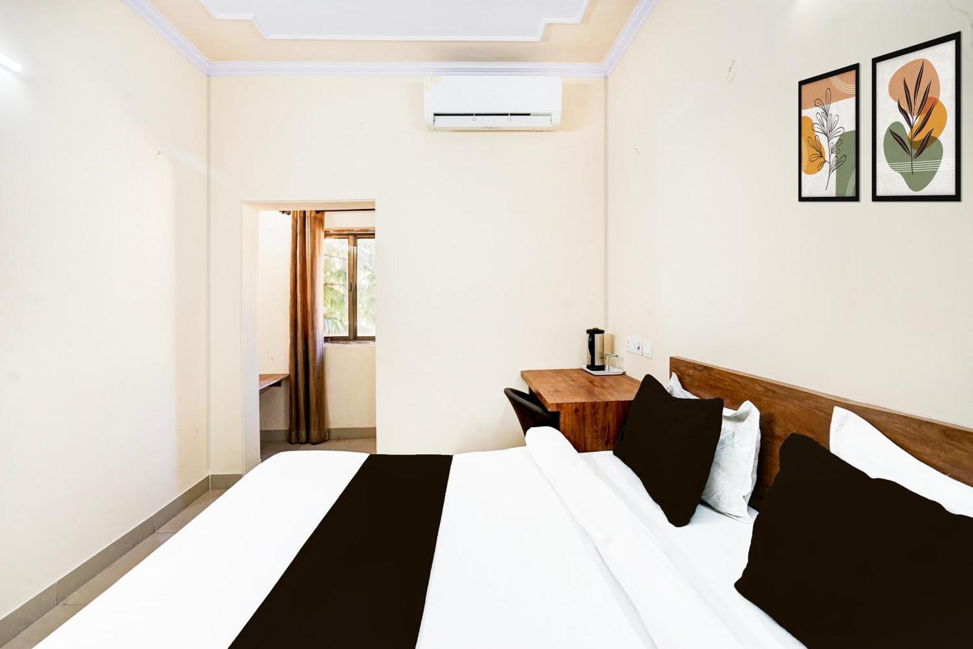 Hotel Super O Meera Marg Near Bani Park Formerly Cozy Vibes 3*