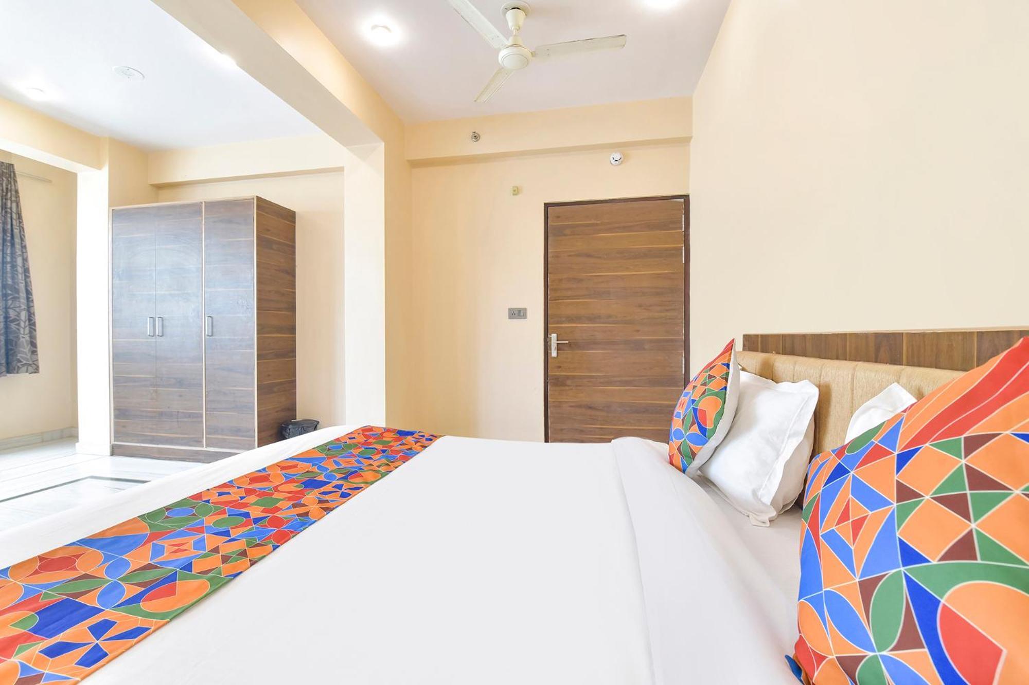 Hotel Fabhotel Pearl Square 3*