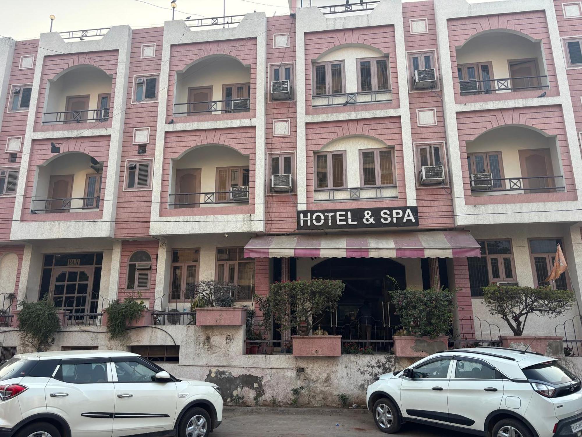 Raj Laxmi Palace 3*