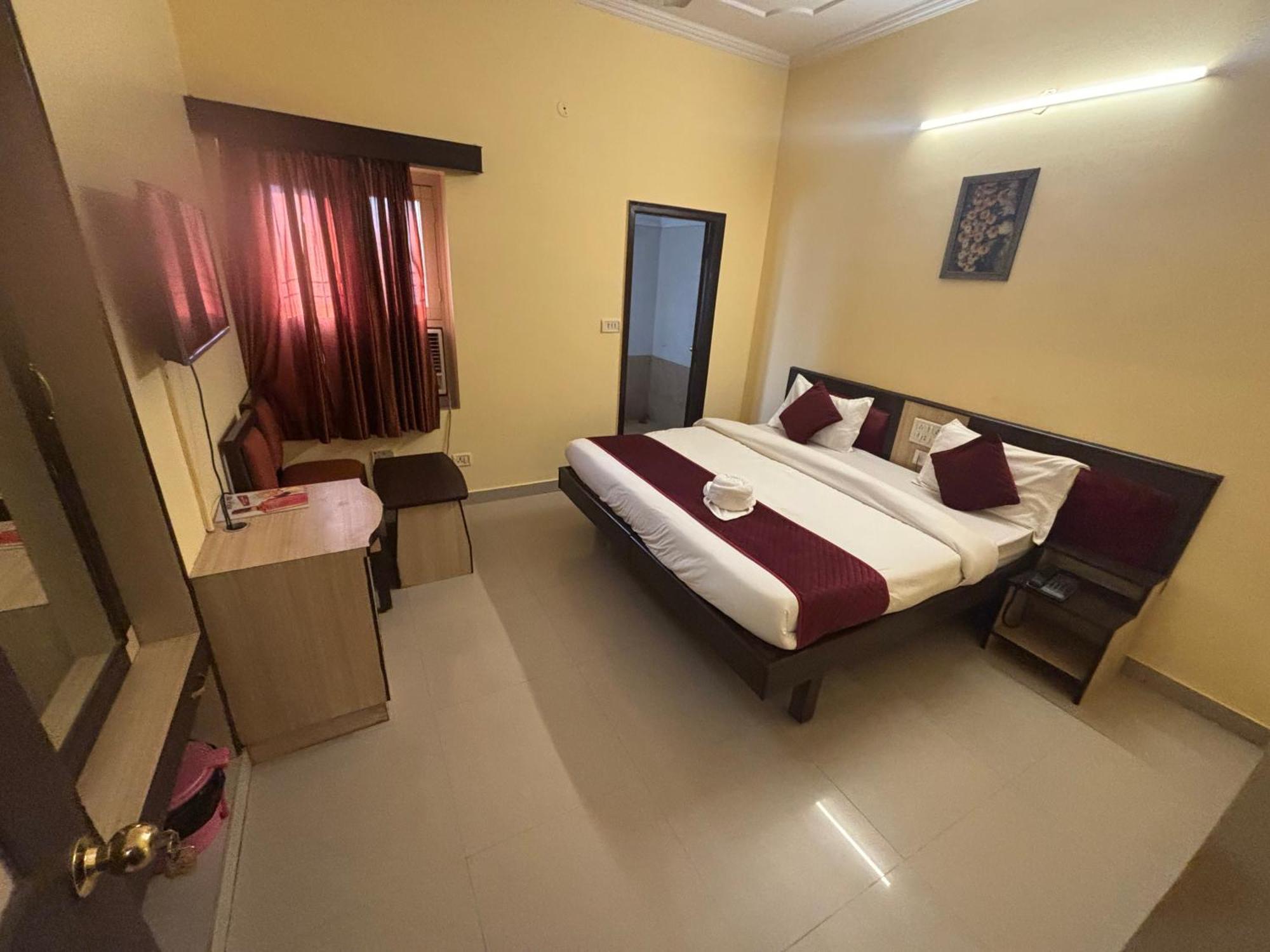 Raj Laxmi Palace 3*