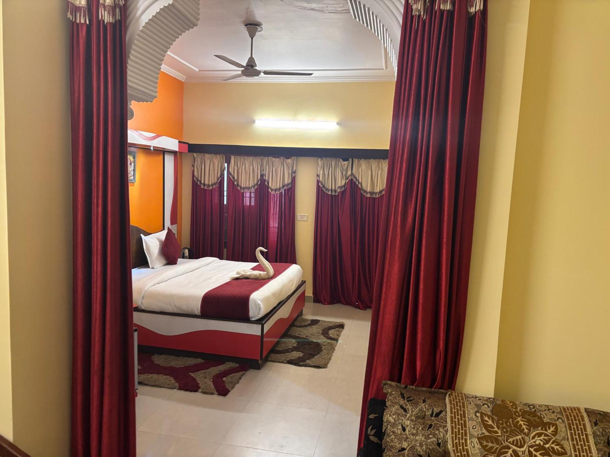 Raj Laxmi Palace 3*