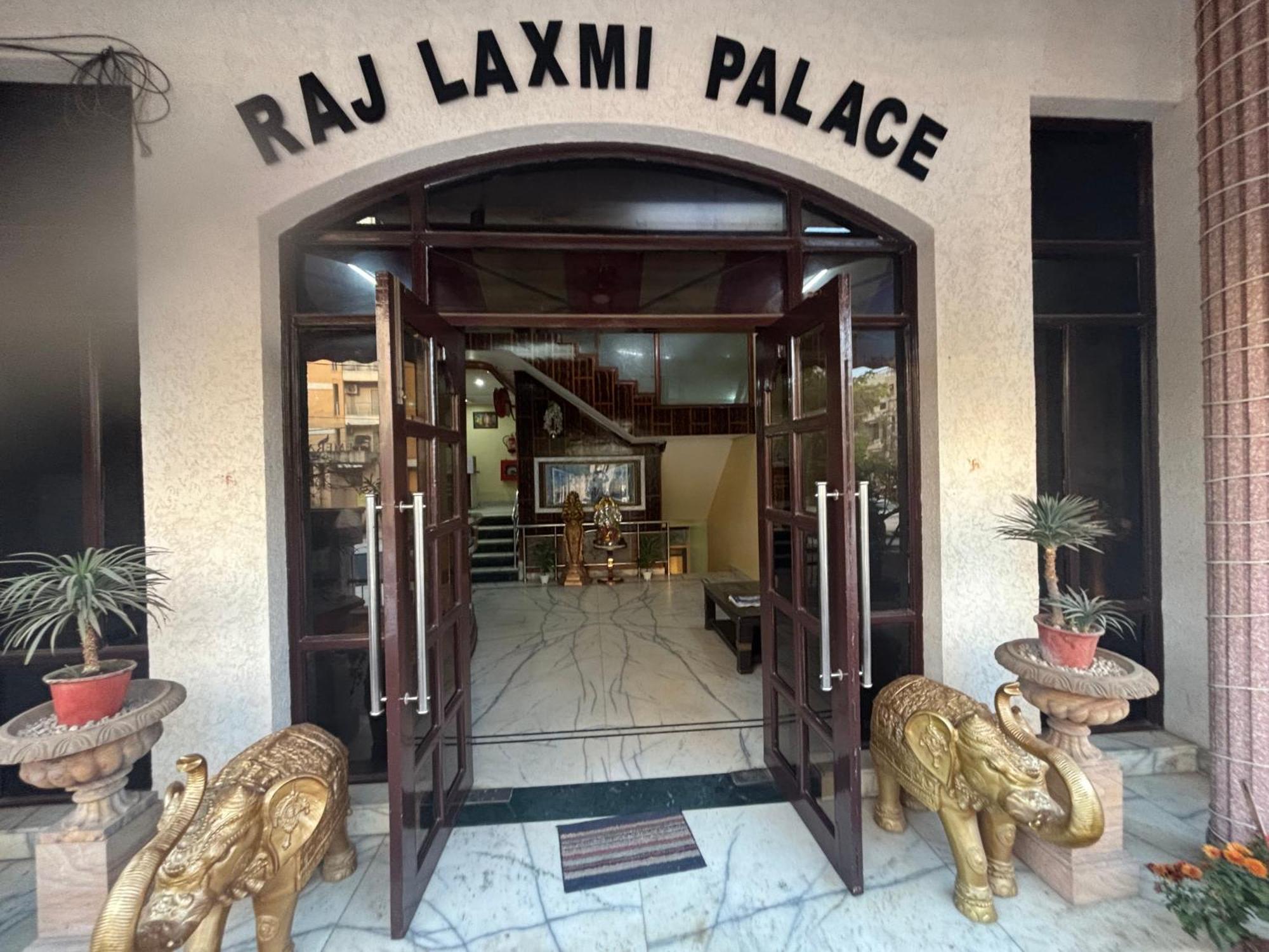 Raj Laxmi Palace 3*