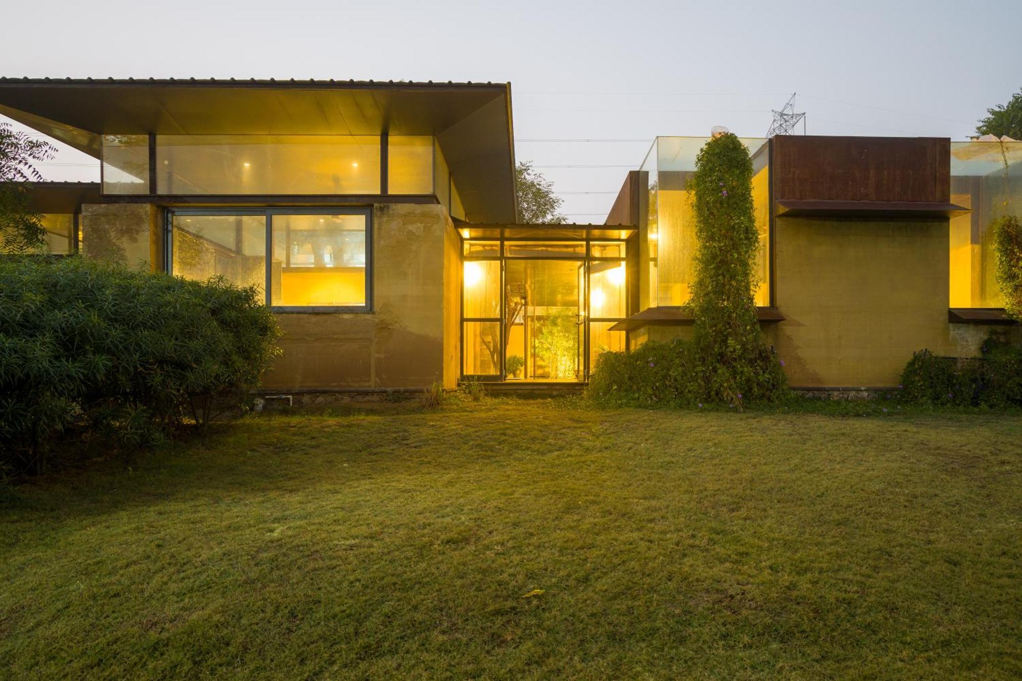 Elivaas Hari Bagh 4 Bhk With Gaming Zone & Art Nook Villa