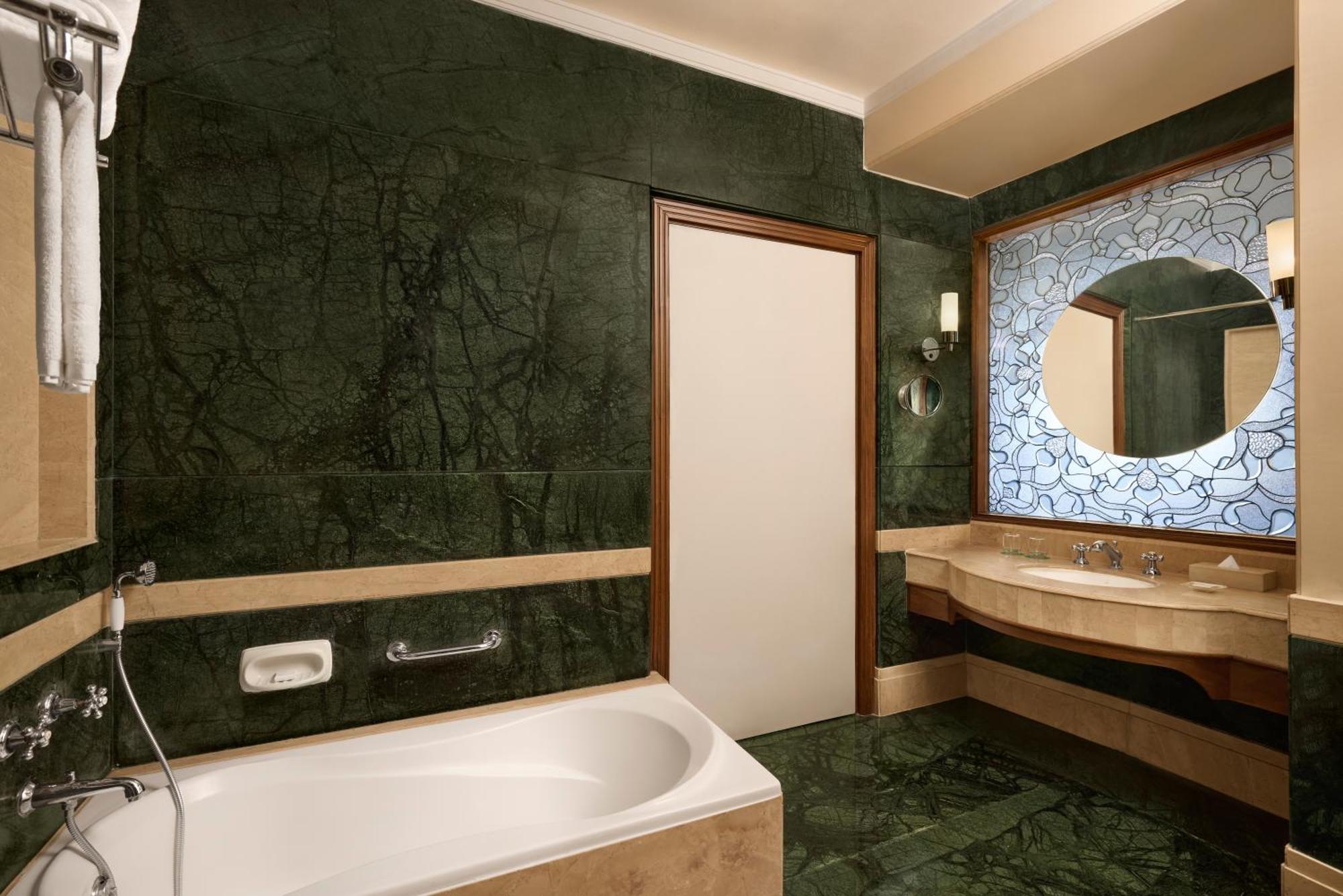 Le Meridien & 5*