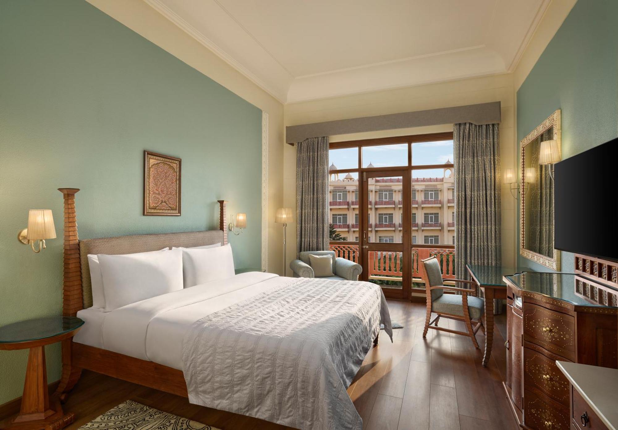 Le Meridien & Hotel