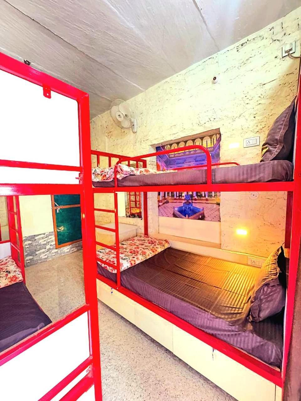 Hostel Travellers Village *