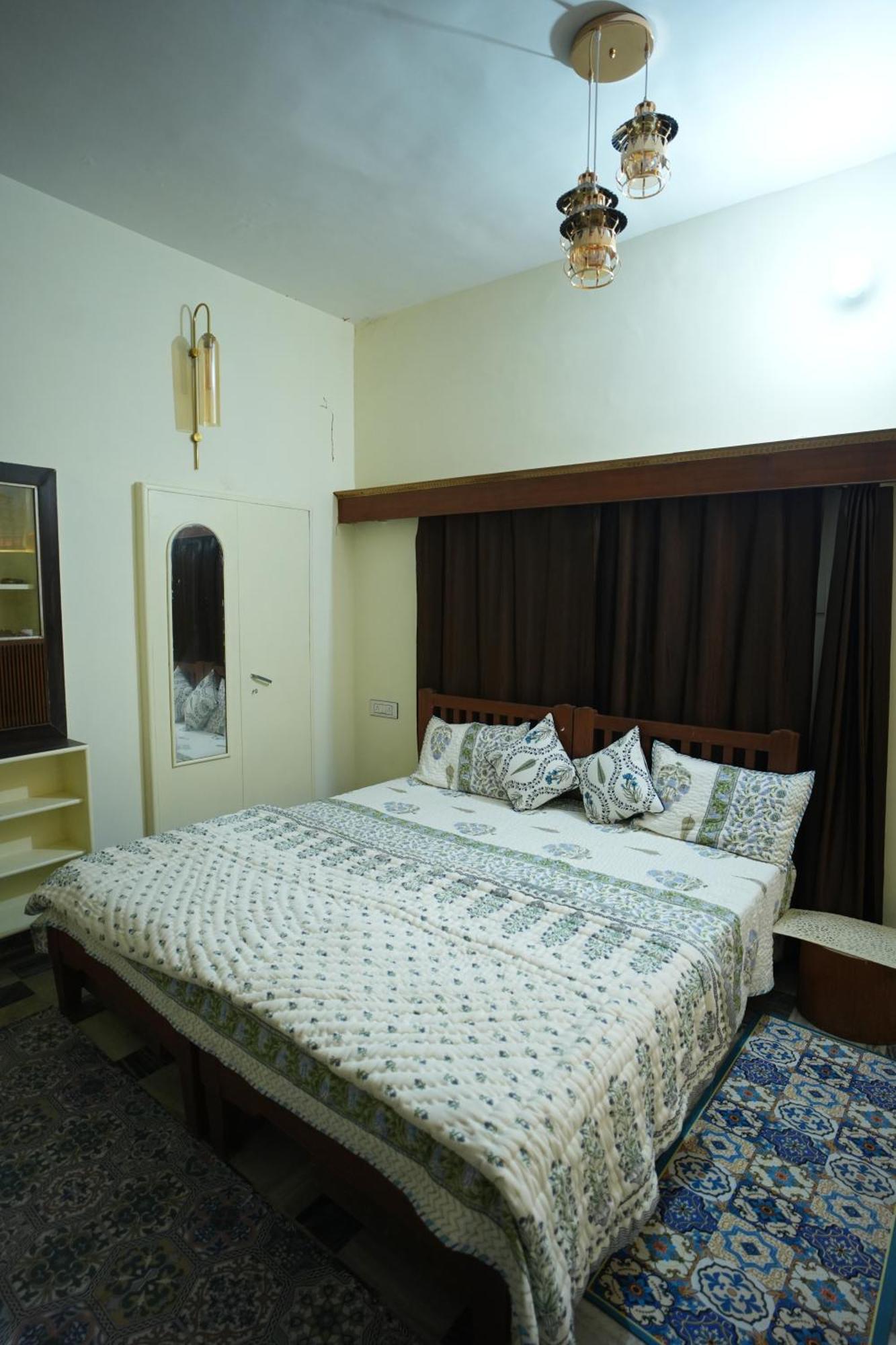 Travellers Village Hostel *
