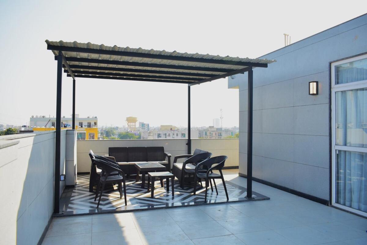 Penthouse In Apartment *