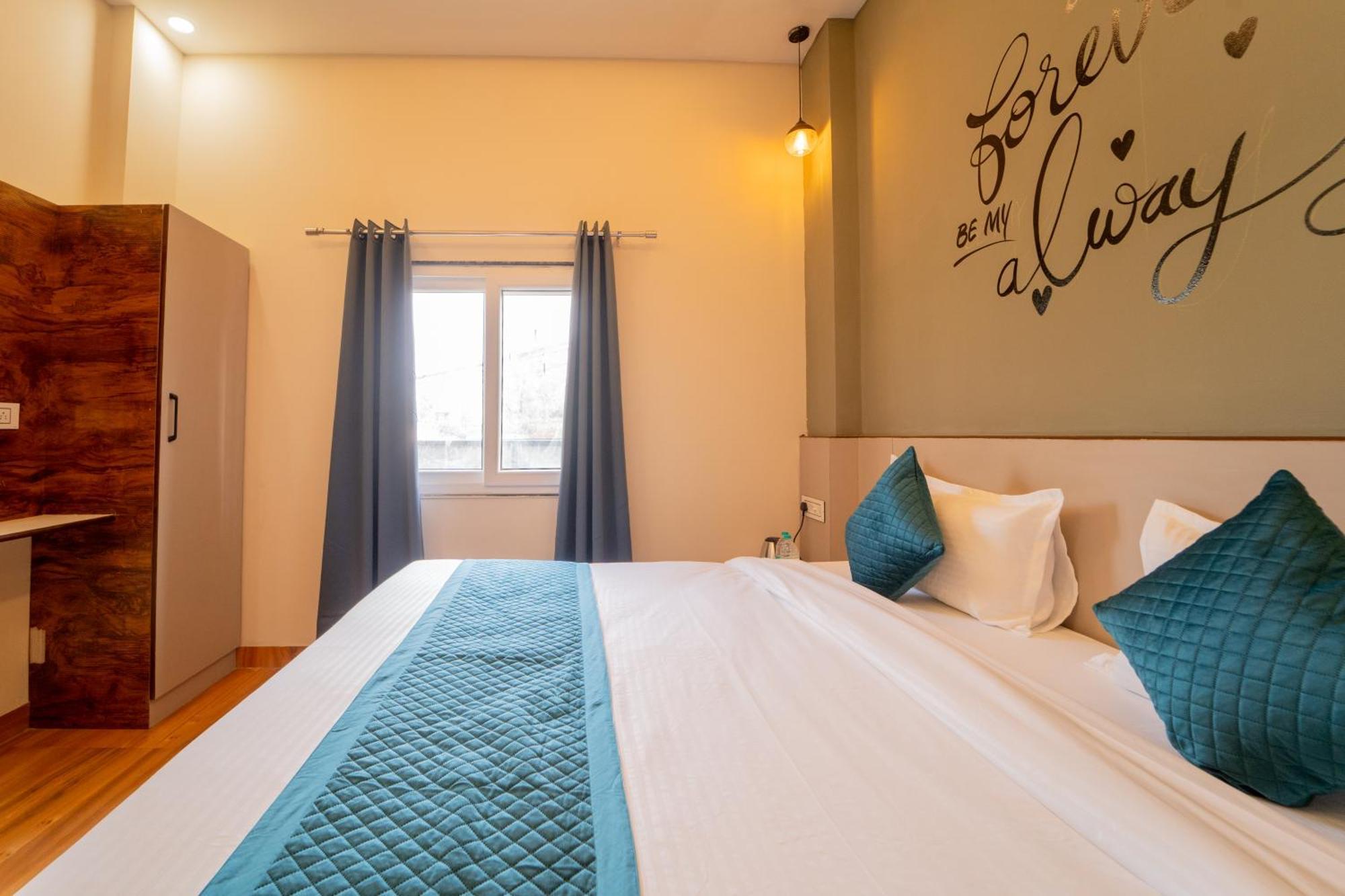 Palm Mansarovar Hotel