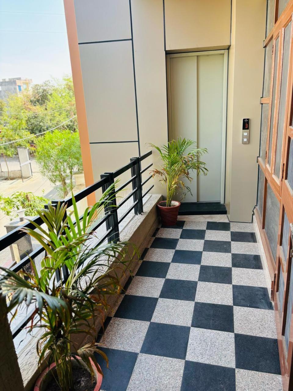 The Rainbow Retreat By Divine Hospitality Hotel