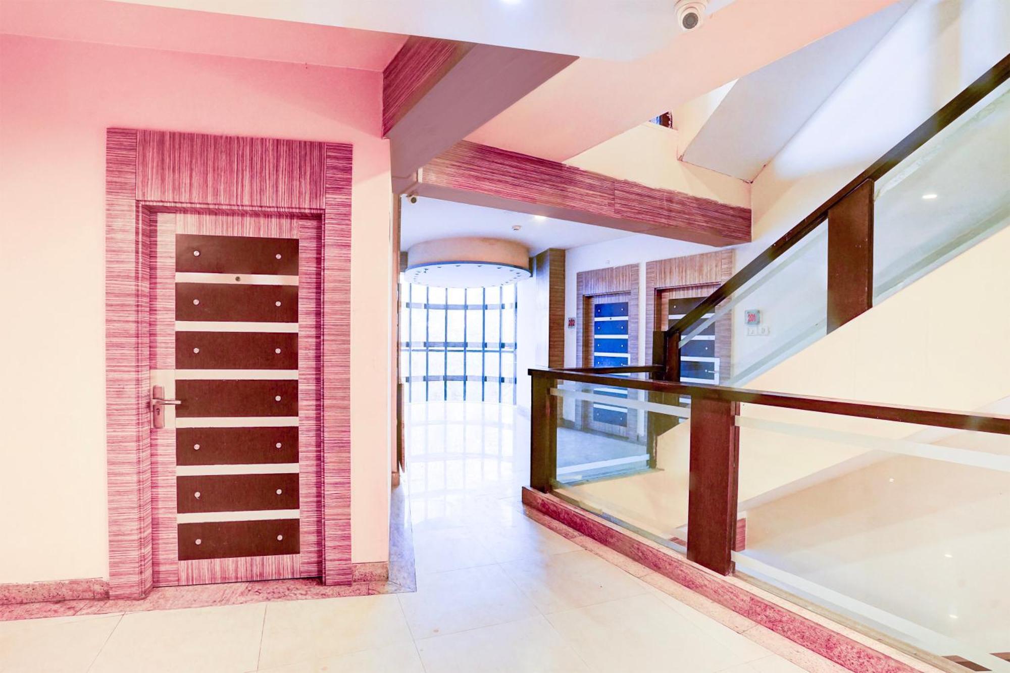 Hotel Super Collection O Adarsh Nagar Raja Park Formerly Apex Intercontinental 4*