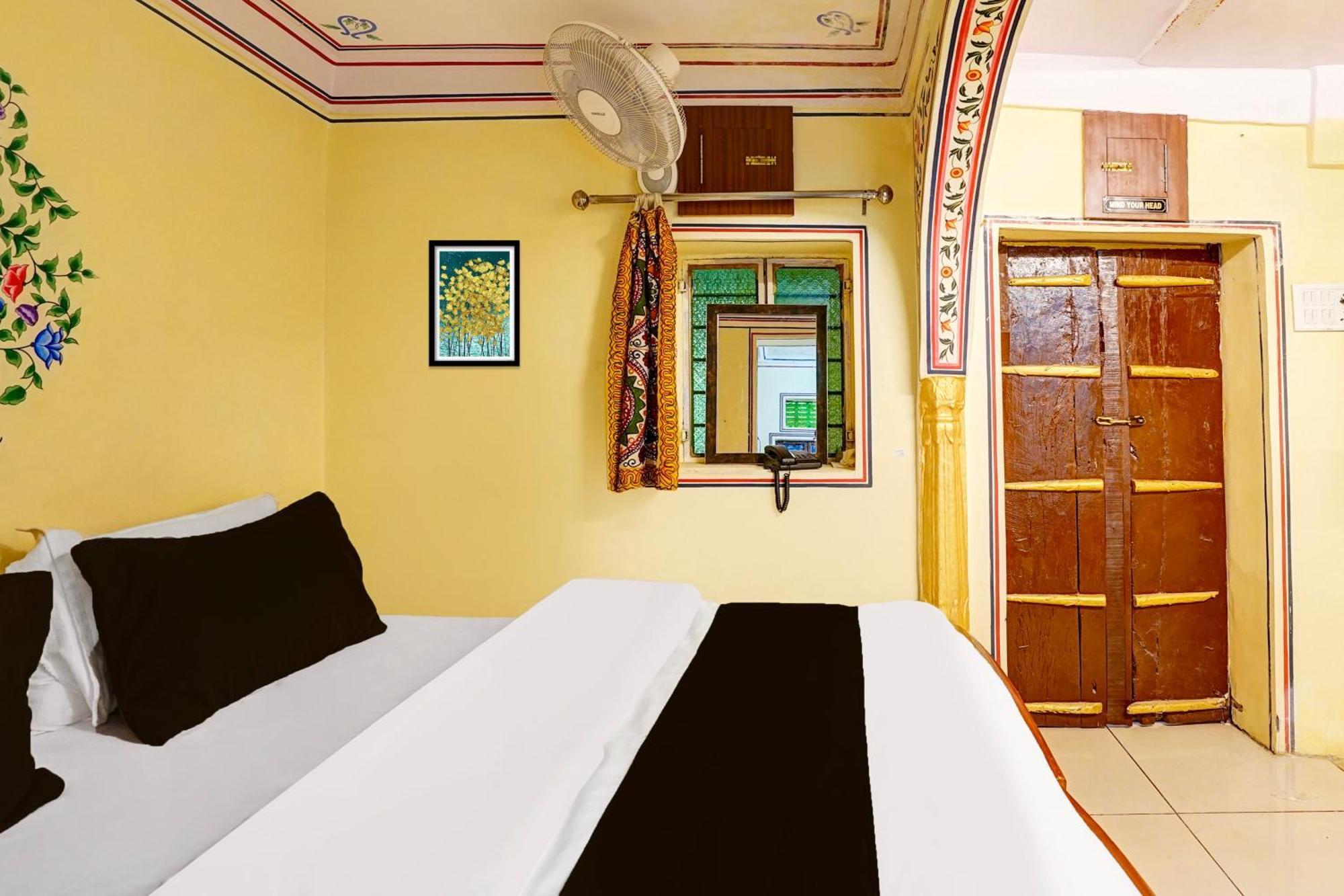 Collection O Ramganj Near Hawa Mahal Jaipur