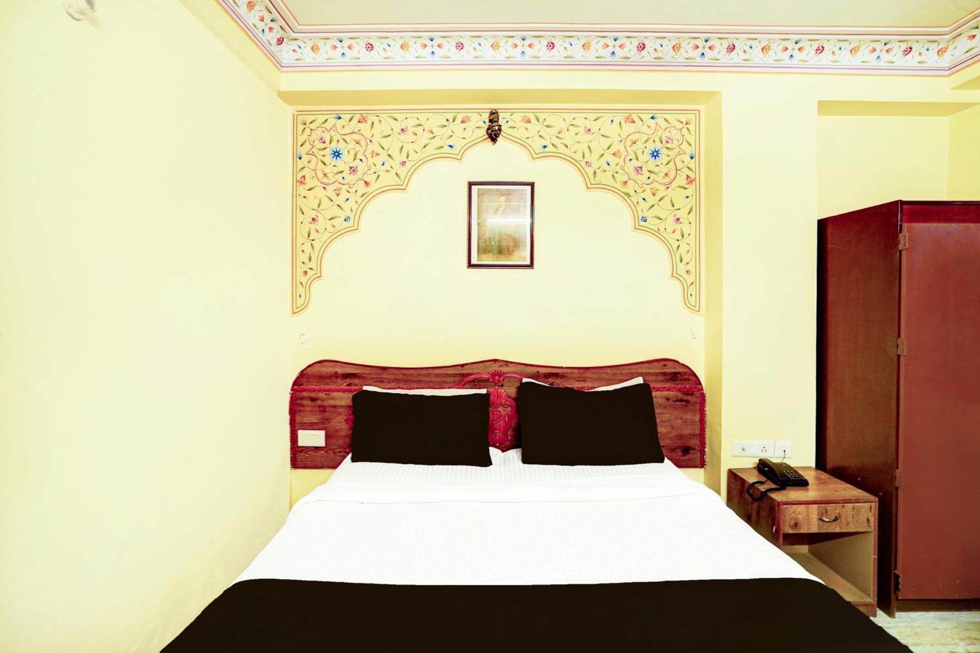Super Collection O Gangapole Amer Road Hotel