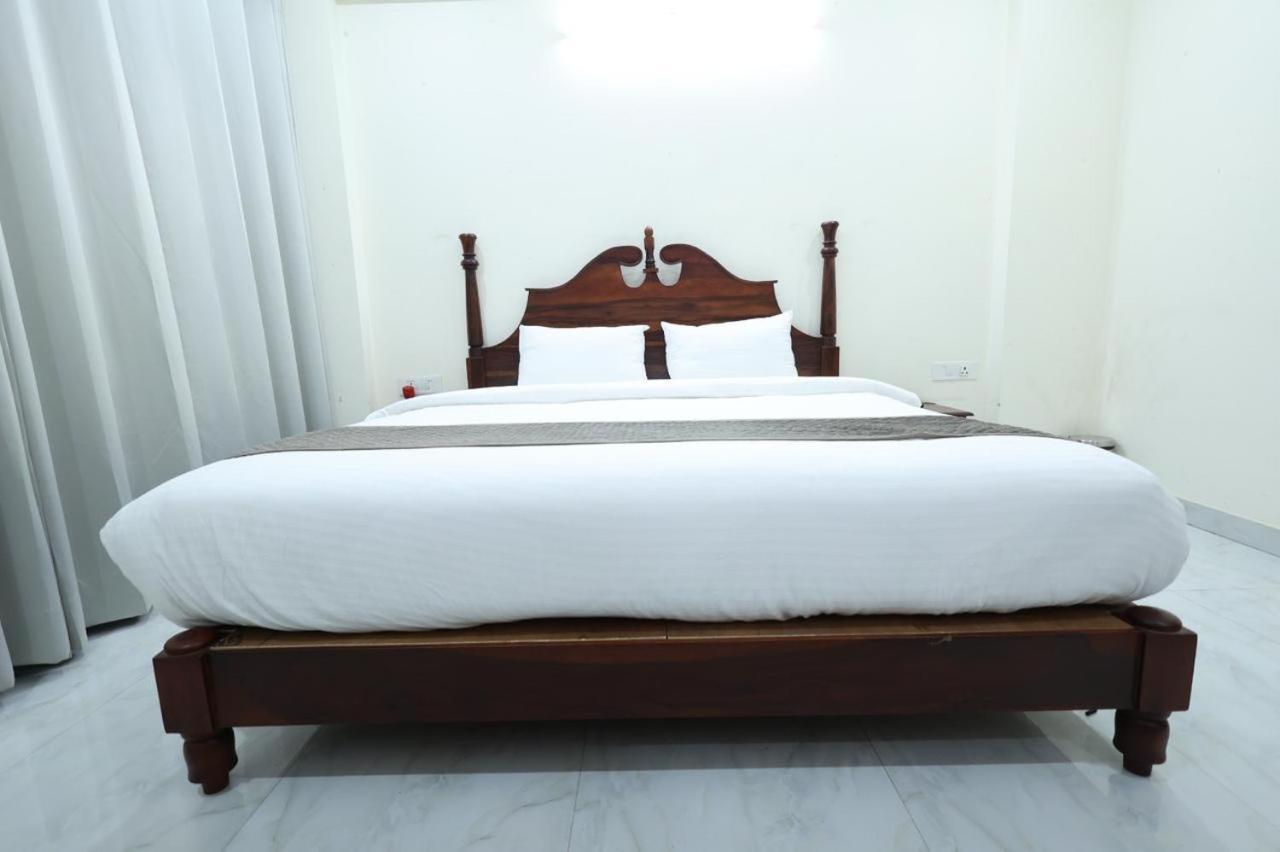 The Dark Night Hotel 3*