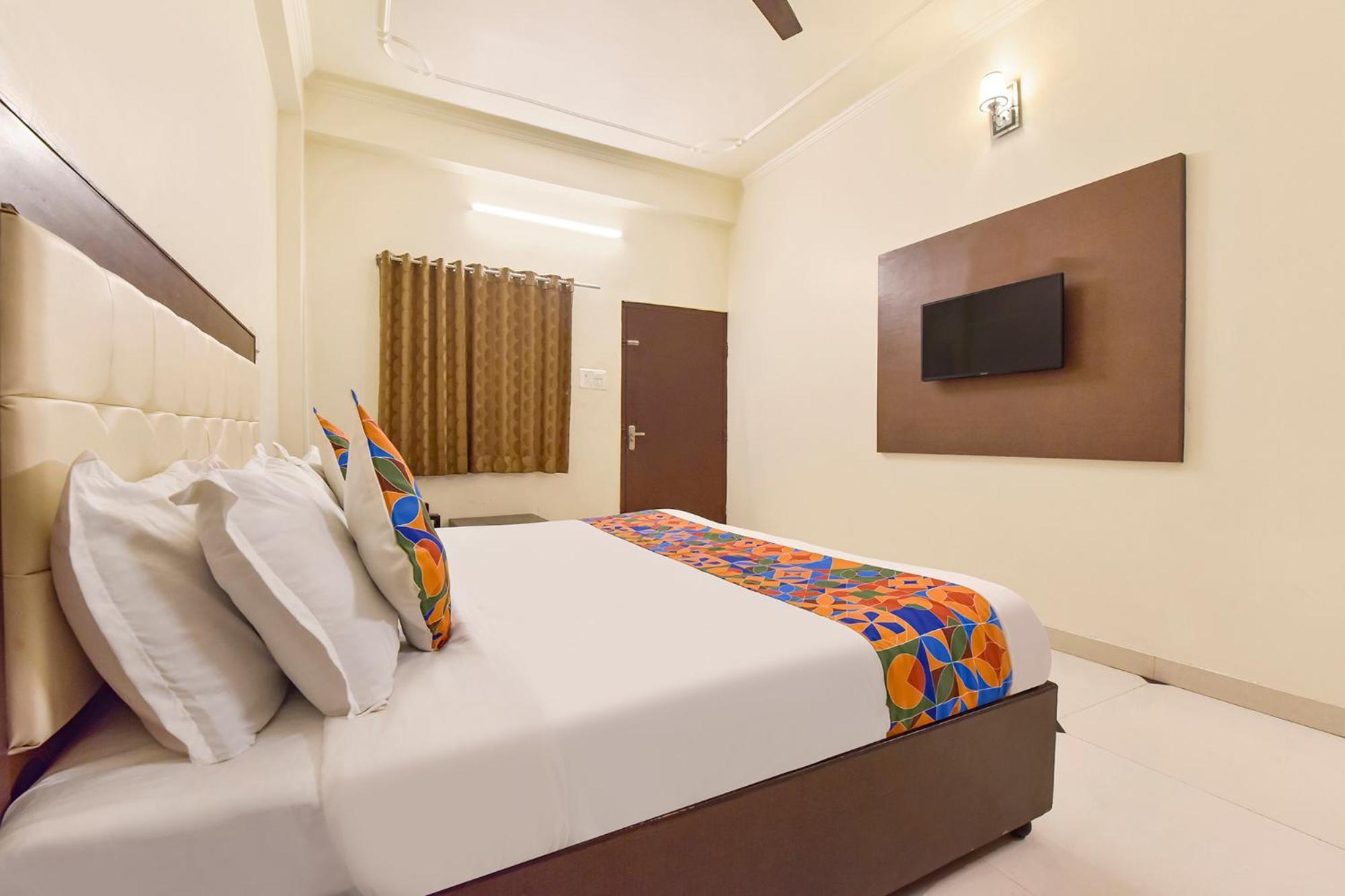 Hotel Fabhotel Dream Palace