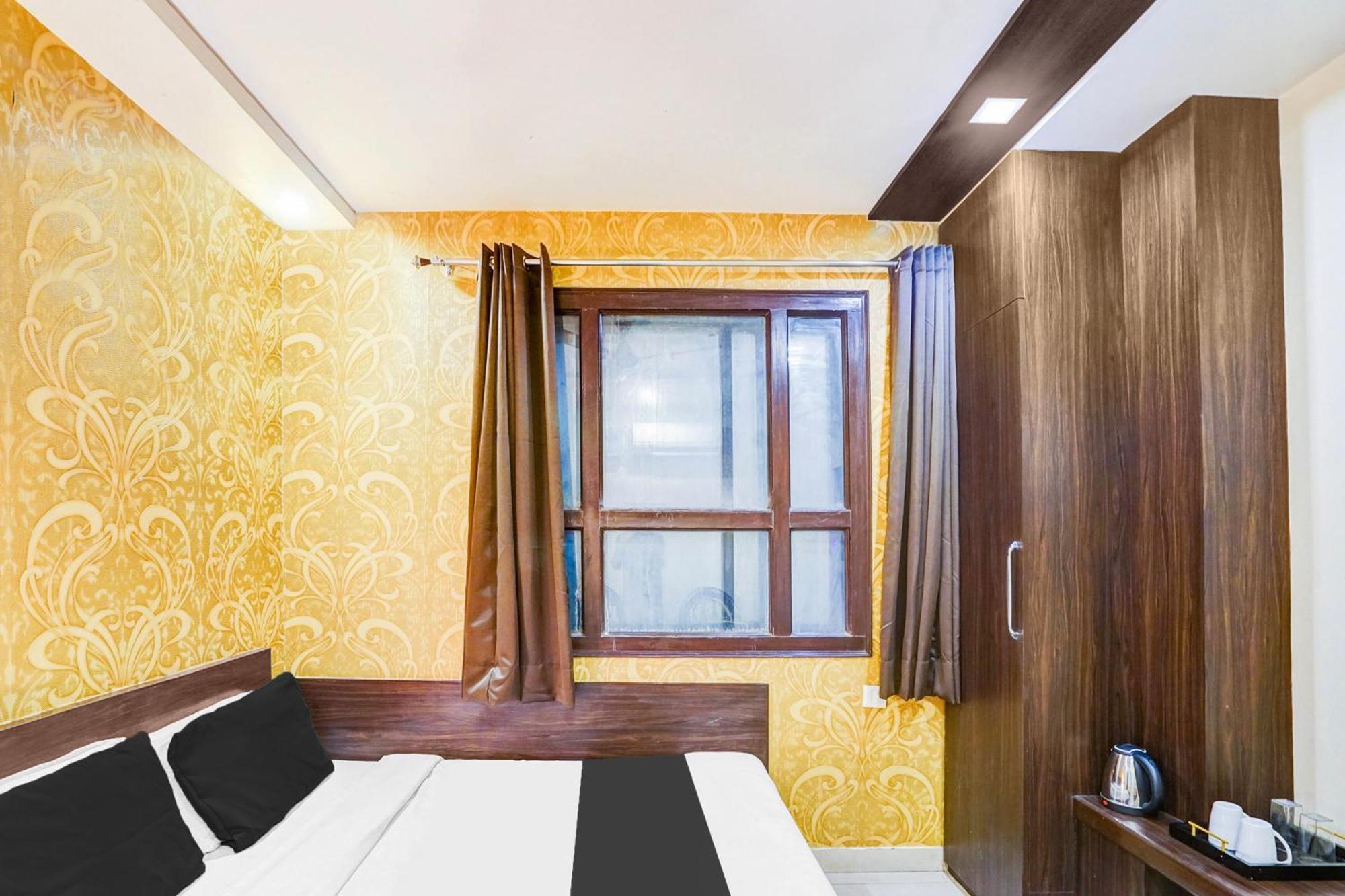 Super Collection O Sindhi Camp Formerly Abhinandan Hotel *