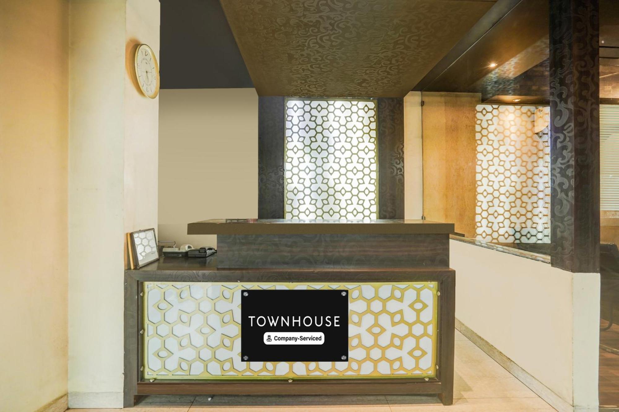 Super Townhouse Sikar Road Formerly Aroma *