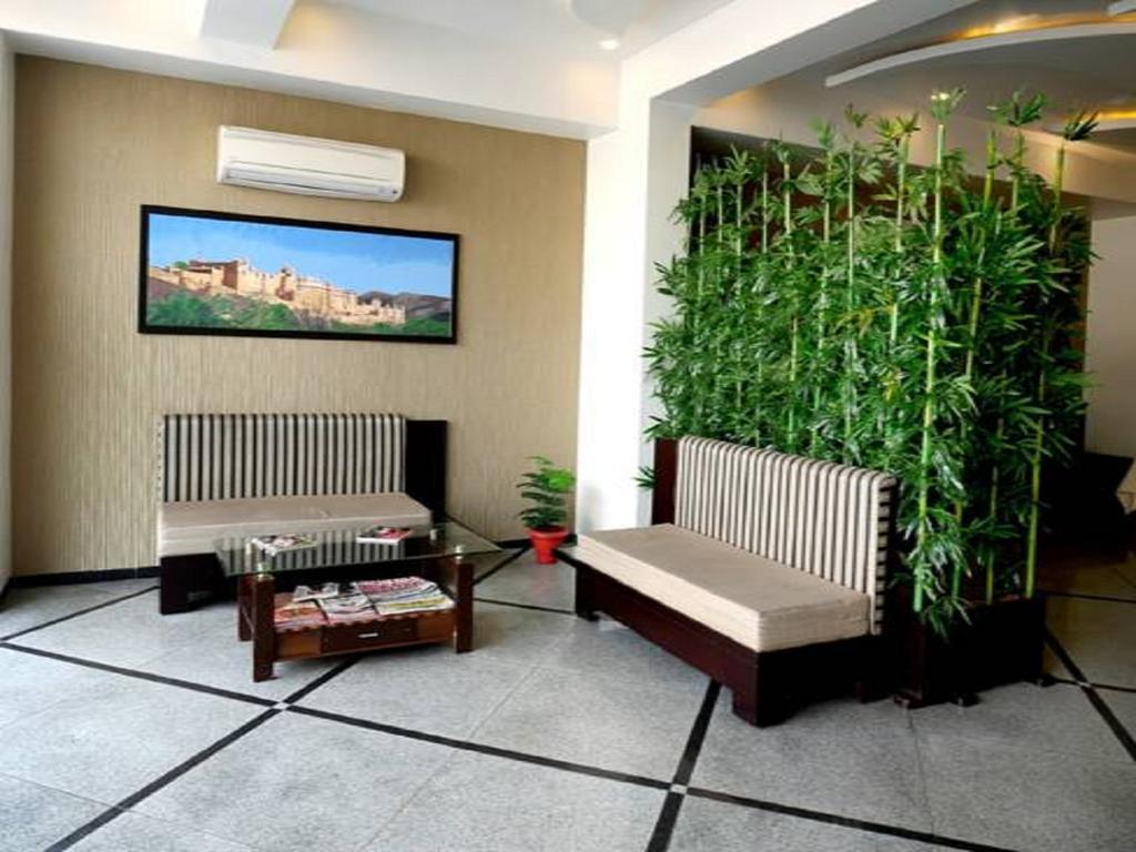 Harsh Paradise Hotel 3*