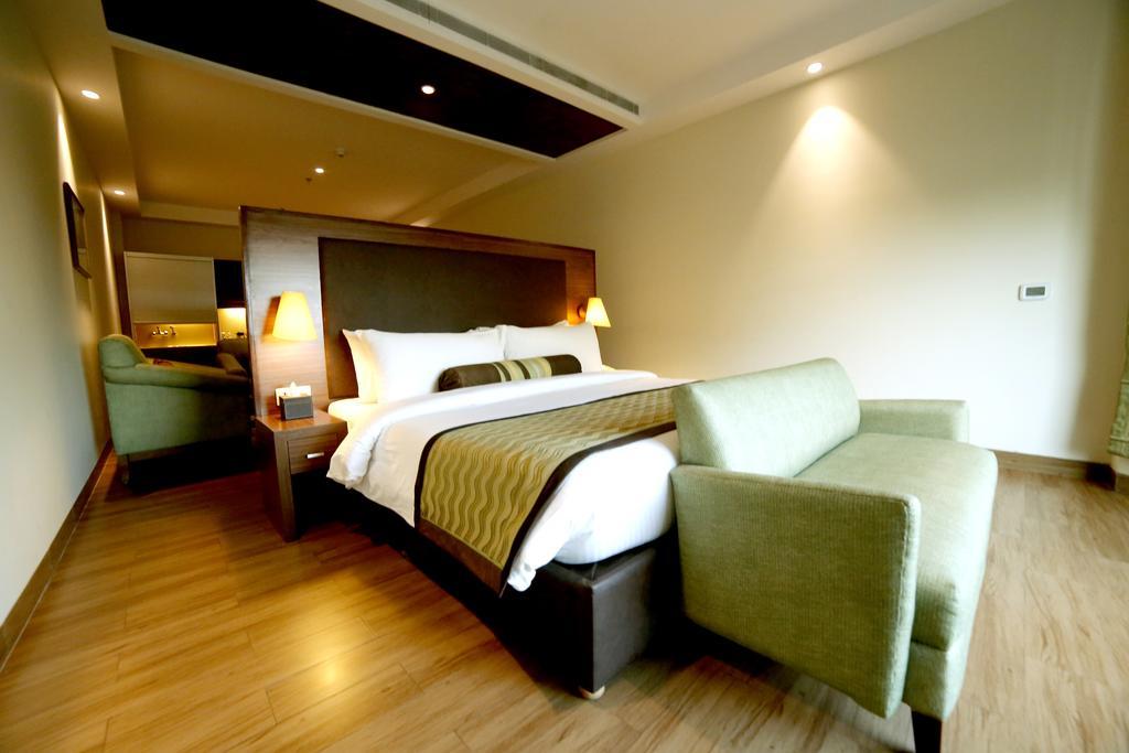 Hotel The Lalit Traveller- Airport 3*