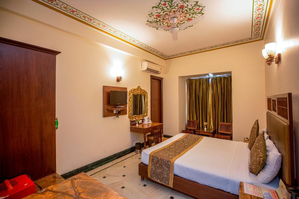 Hotel Nahargarh Haveli-near Train Station Metro