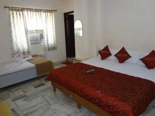 Deepak Hotel