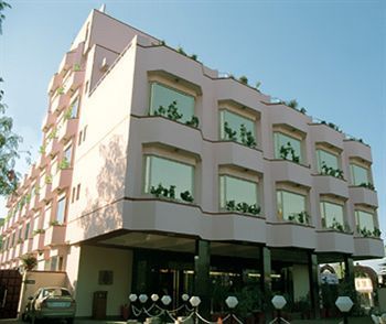 Oyo 18814 Maya International Hotel Jaipur
