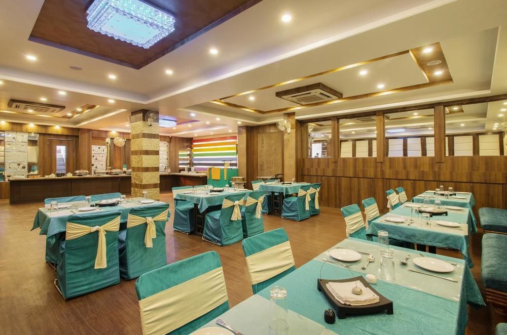 Oyo Premium Bani Park 3*