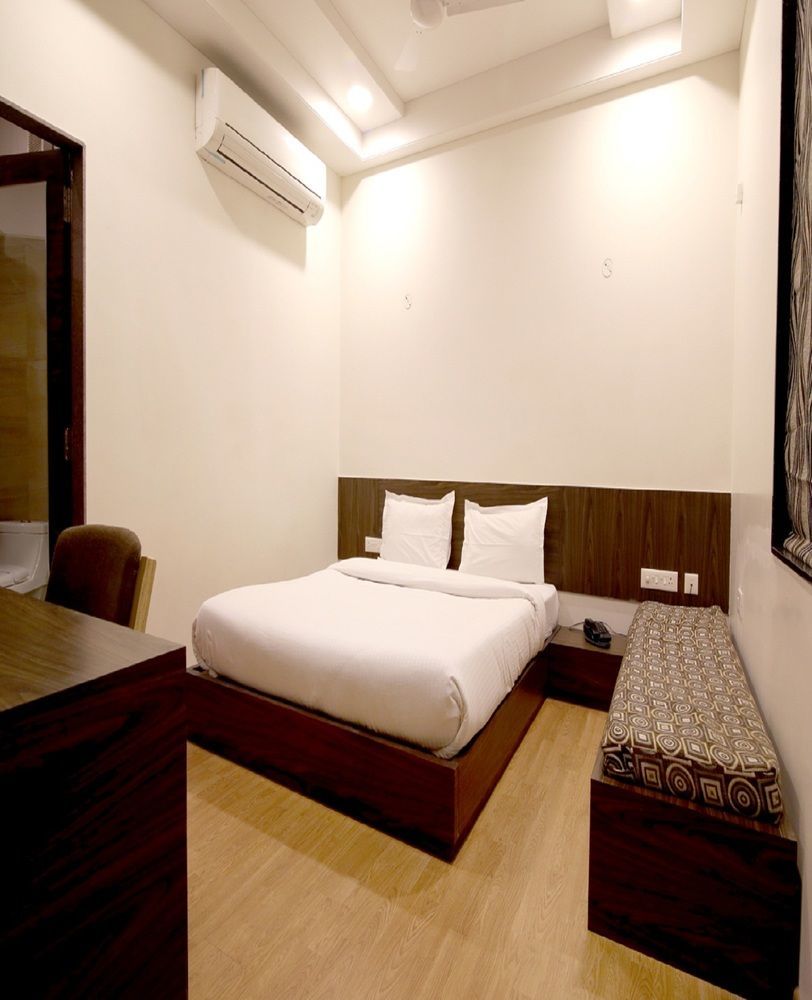 Harsh Paradise Hotel 3*