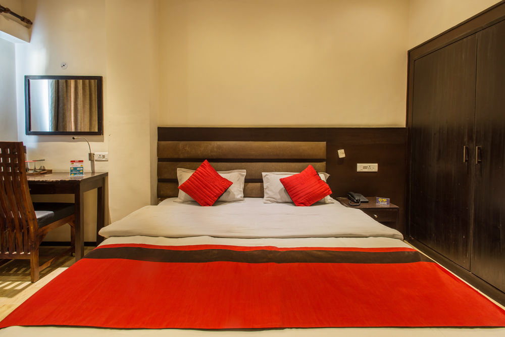 Hotel Oyo Premium Mi Road Jaipur