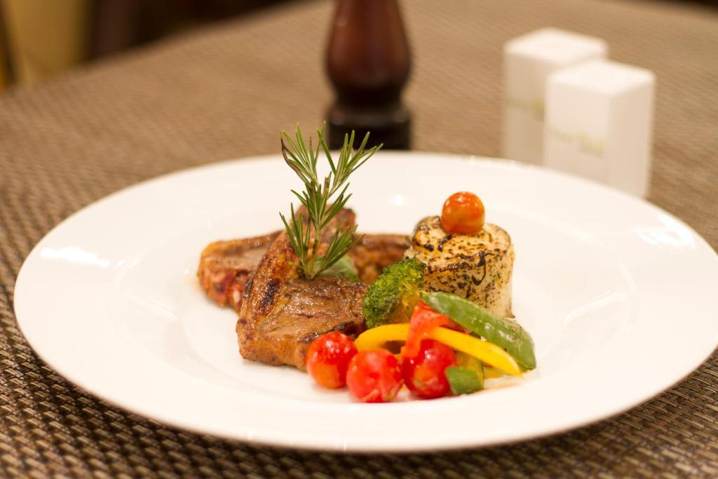 Hotel Leisure Grand Chanakya 4*