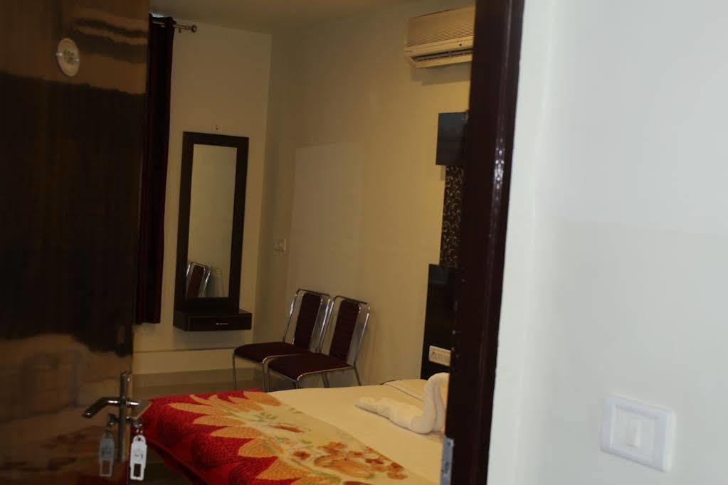 Hotel Crown Plaza Hotel 2*