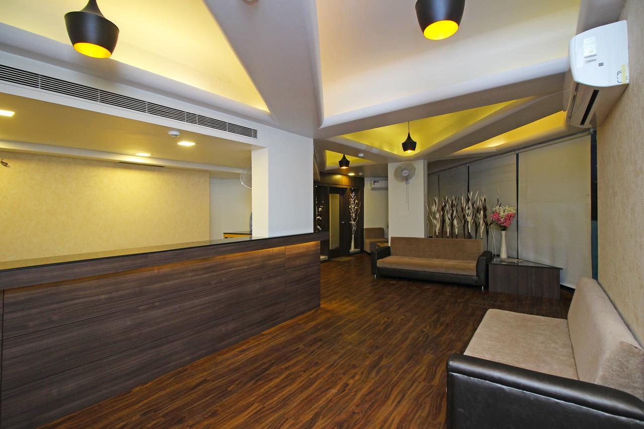 Hotel Oyo 9542 Near Sindhi Camp Bus Stand 3*