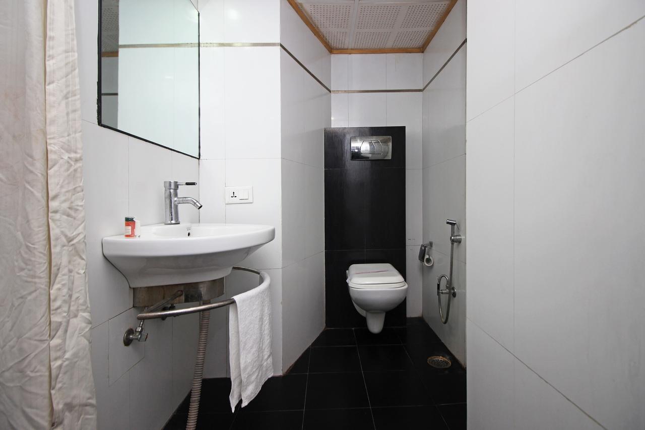 Hotel Oyo 9542 Near Sindhi Camp Bus Stand 3*