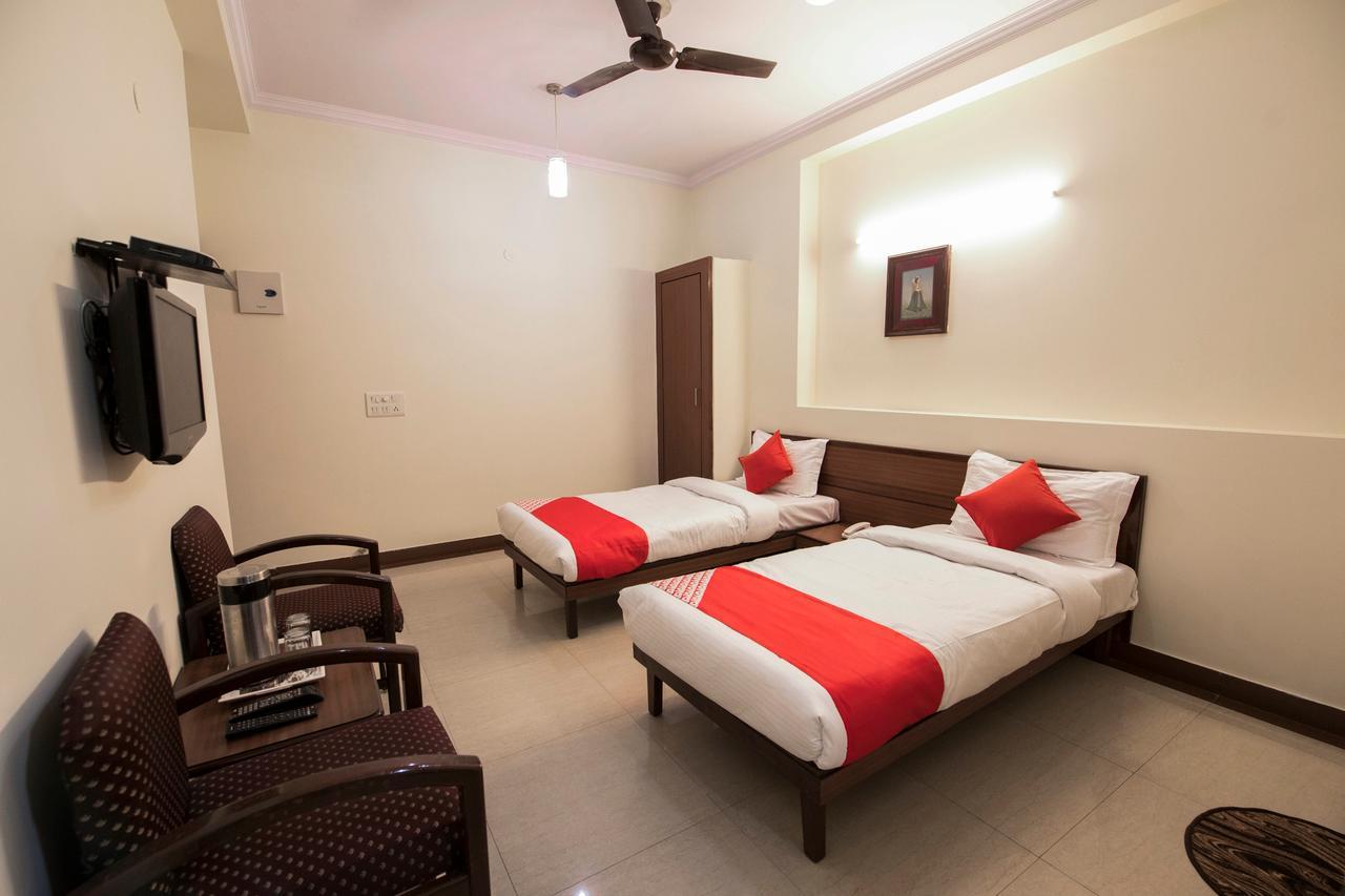 Oyo 13643 Maharaja Palace