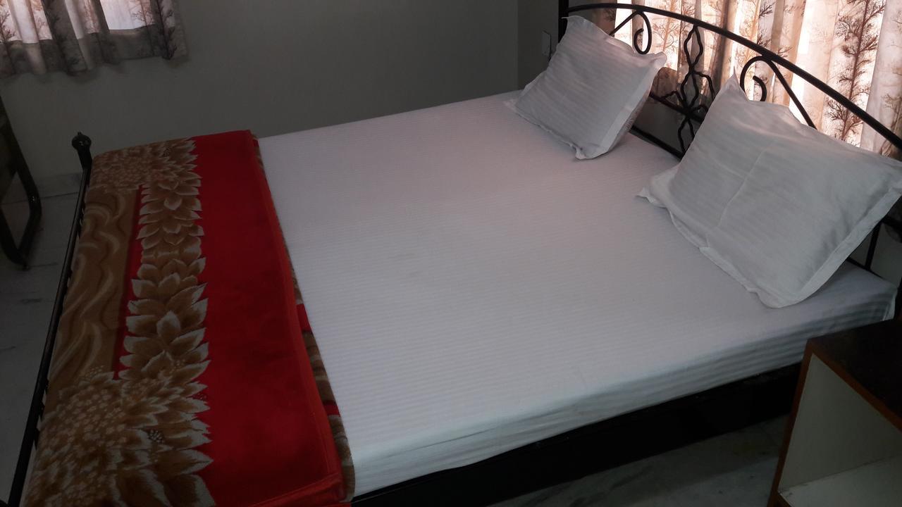 Urvashi Hotel *