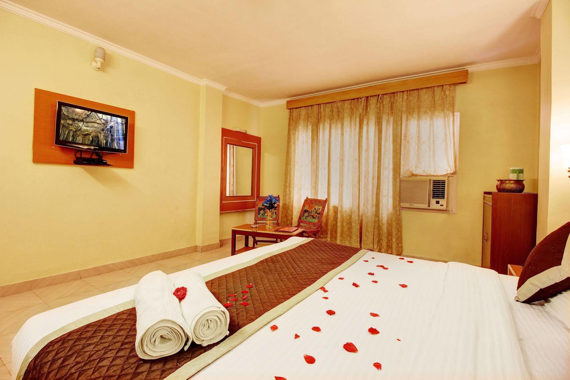Jaisingh Palace 3*