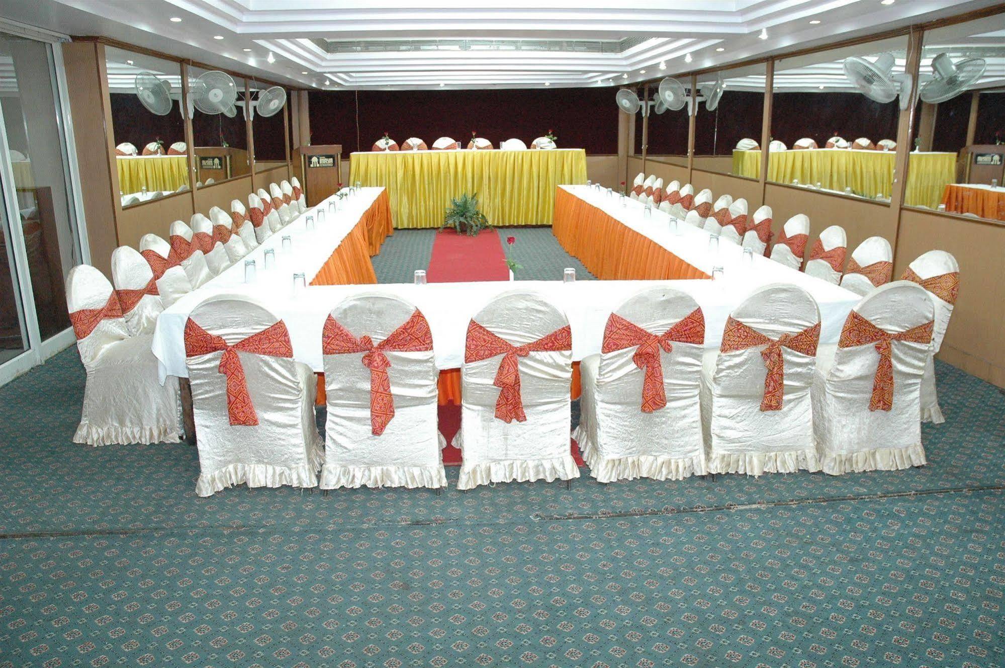 Oyo 18814 Maya International Hotel