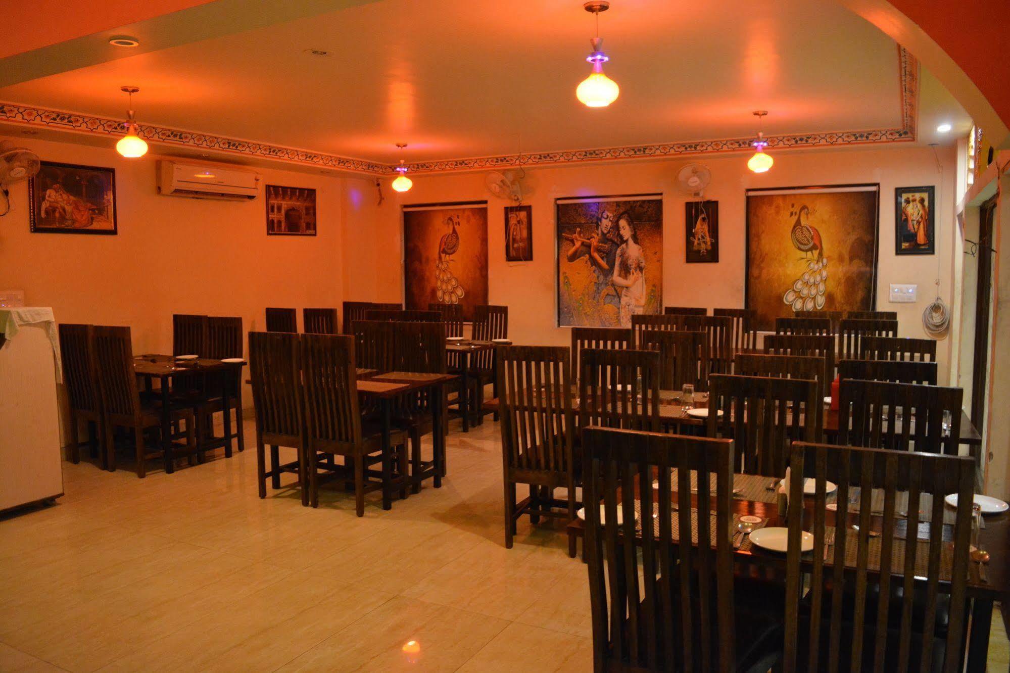 Laxmi Niwas 3*