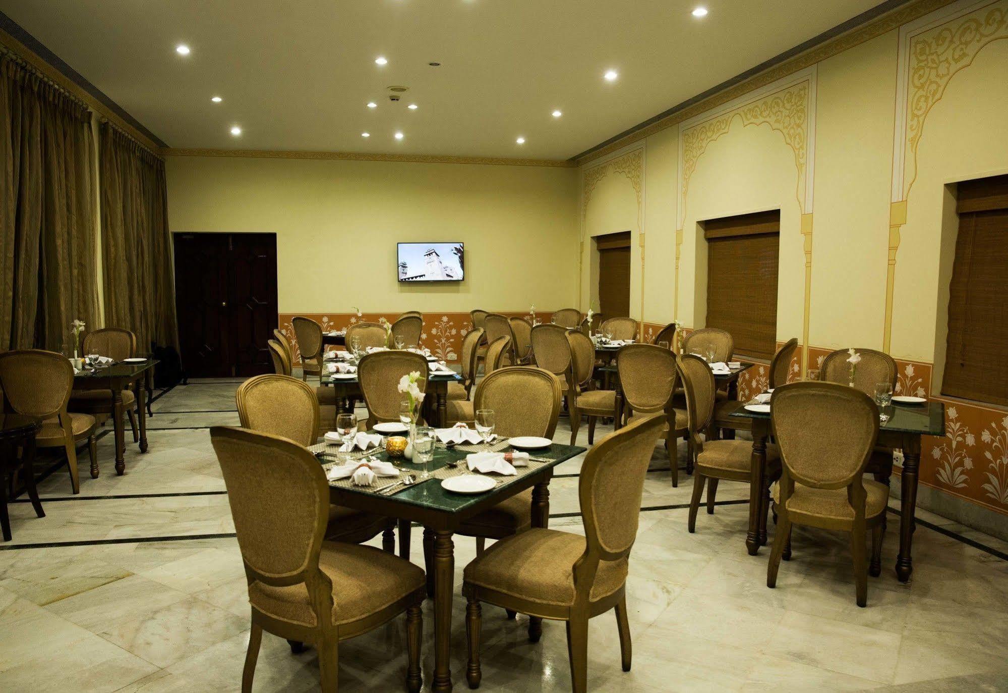 Sawai Man Mahal Hotel 5*