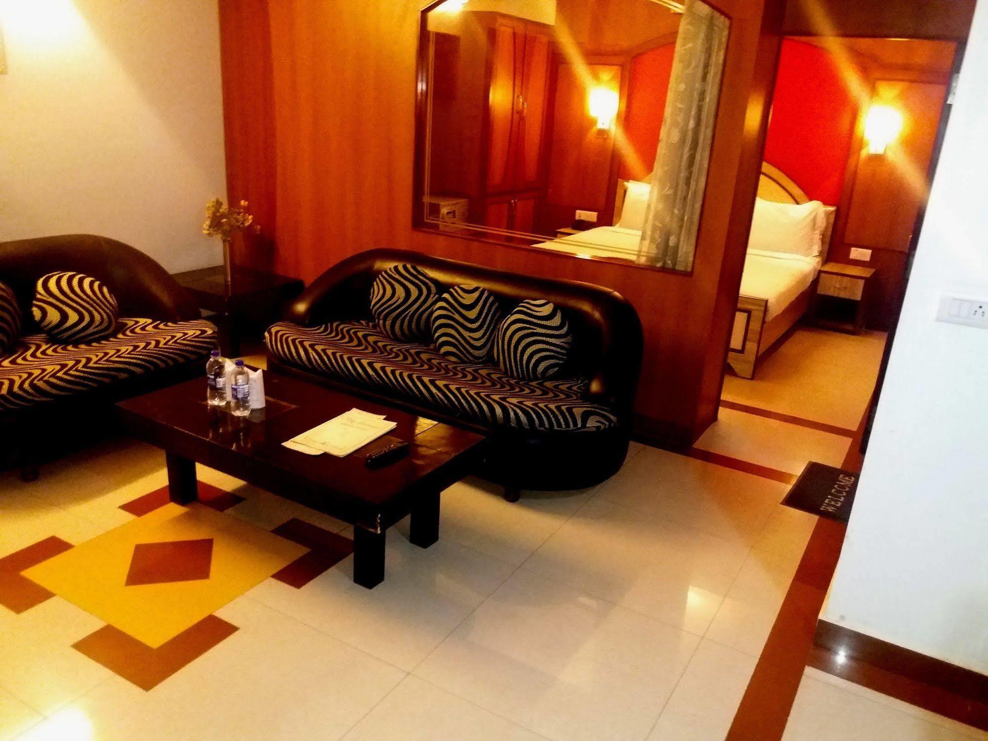 Kings Corner Hotel 3*