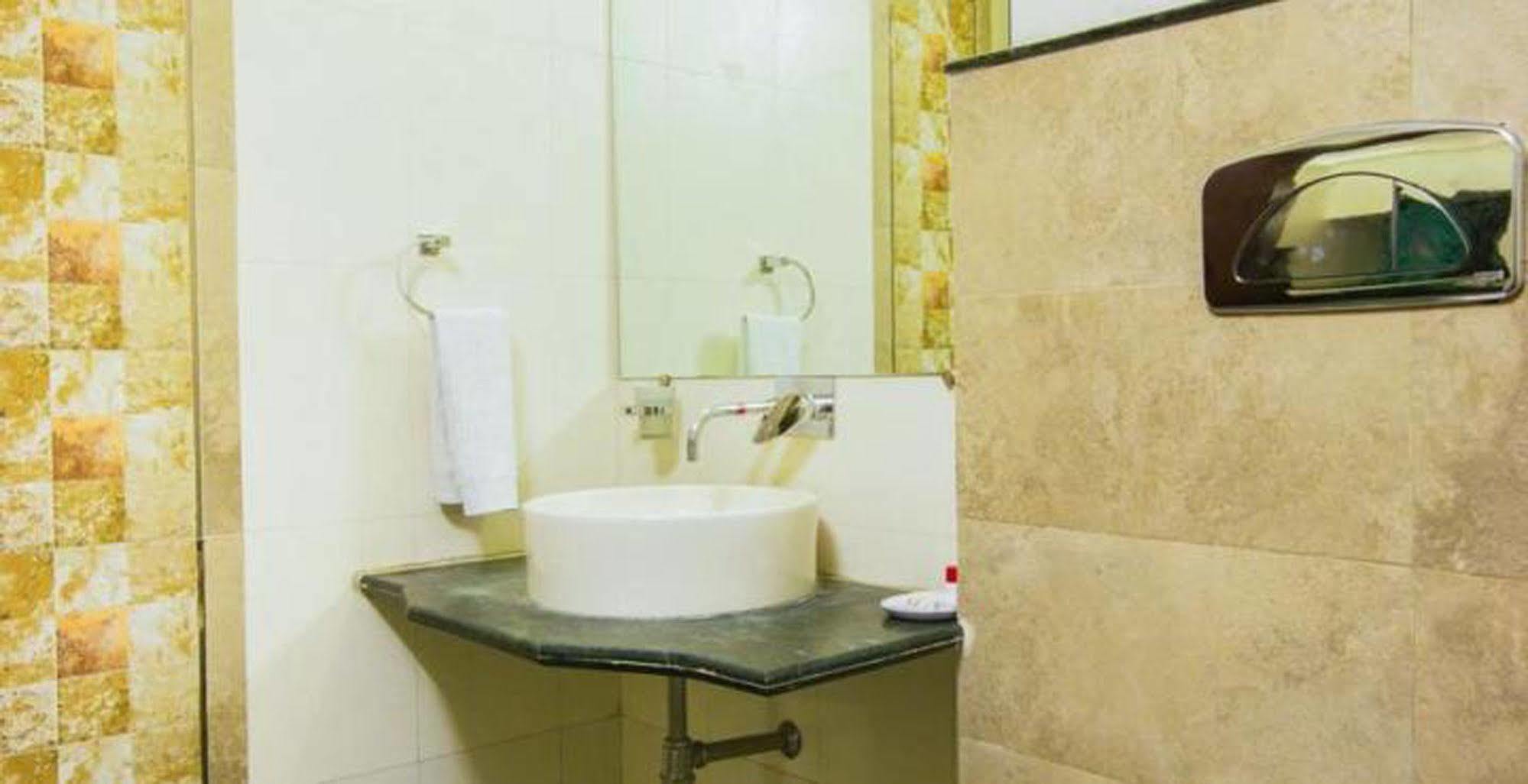 Hotel Nahargarh Haveli-near Train Station Metro 3*