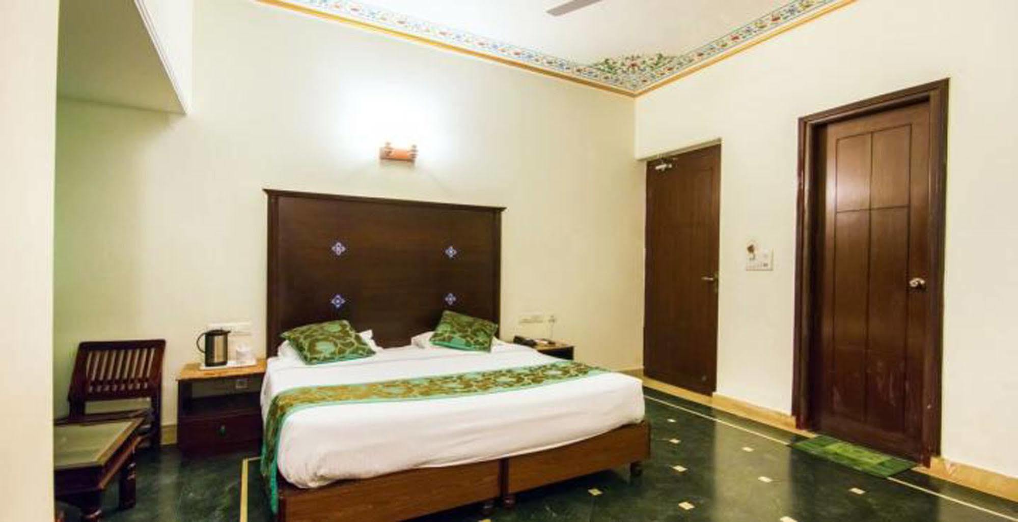Nahargarh Haveli-near Train Station Metro 3*