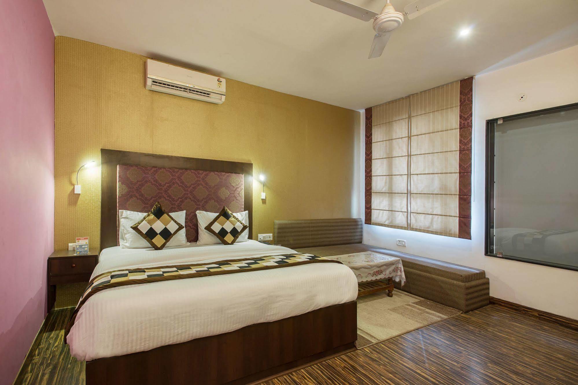 Hotel Oyo Premium Railway Station 3*