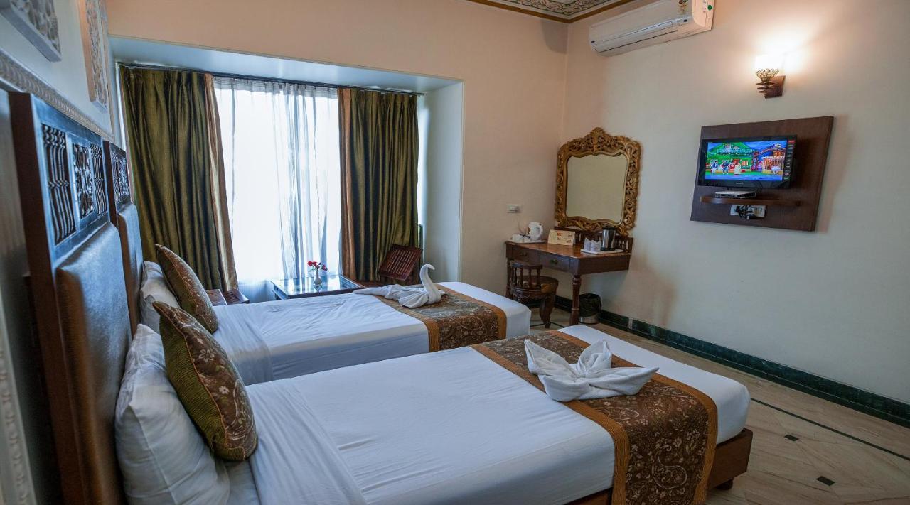 Nahargarh Haveli-near Train Station Metro 3*