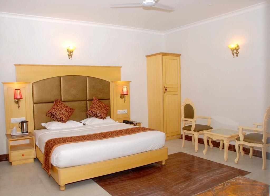 Hotel Nahargarh Haveli-near Train Station Metro 3*