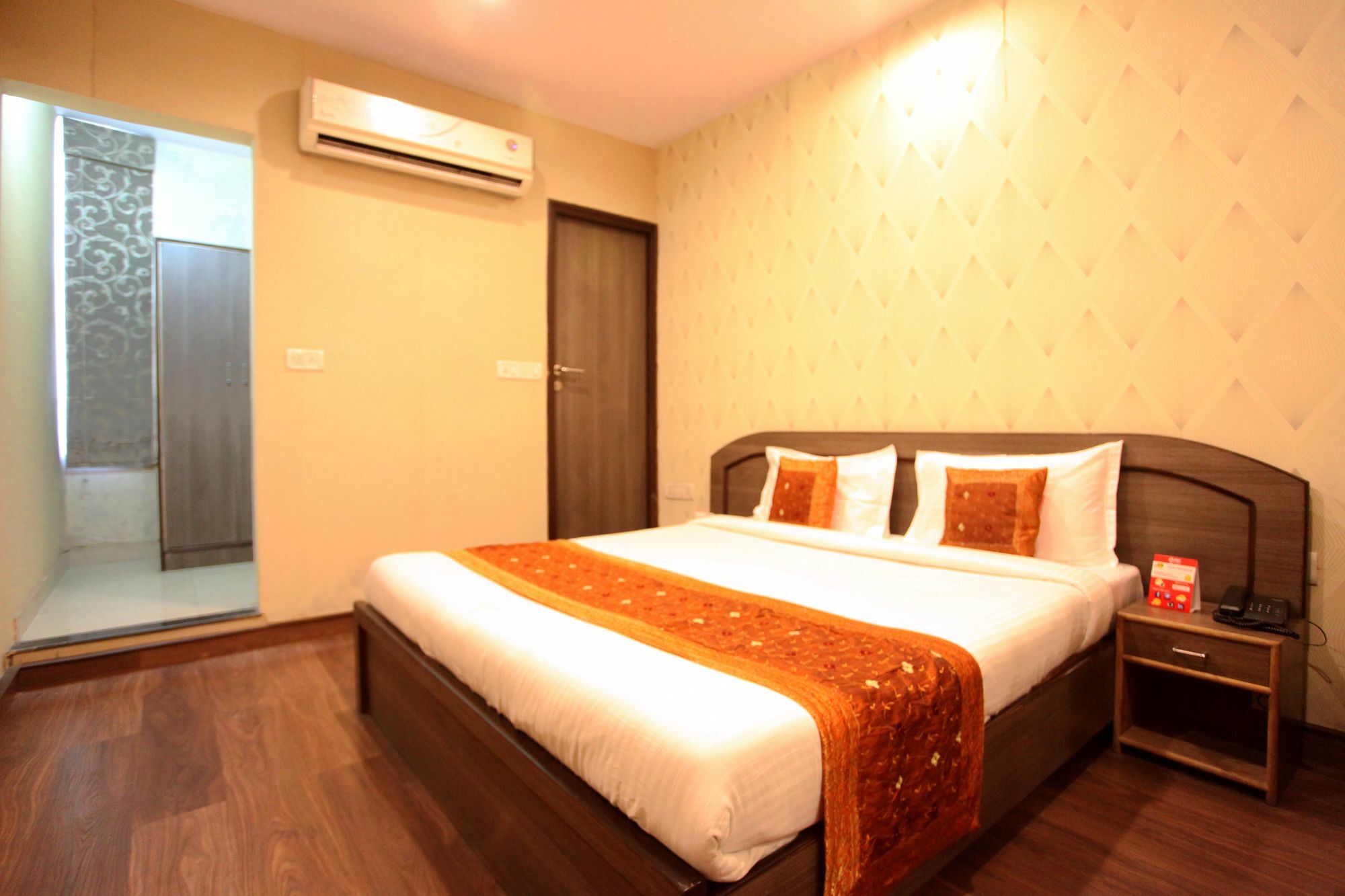 Oyo 2206 Rajawat Manor Hotel 3*