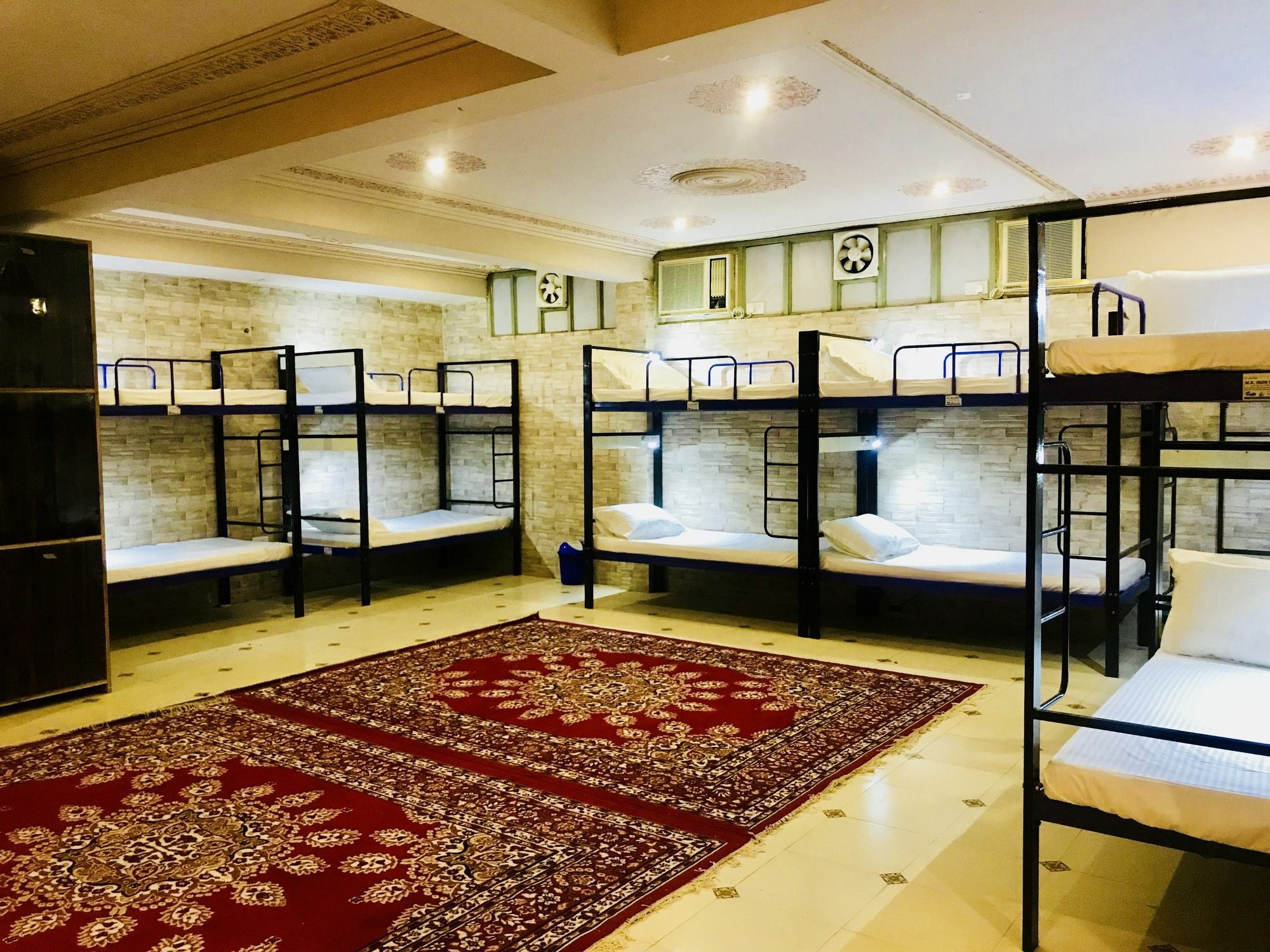 Classic Near Railway Station Hotel 3*