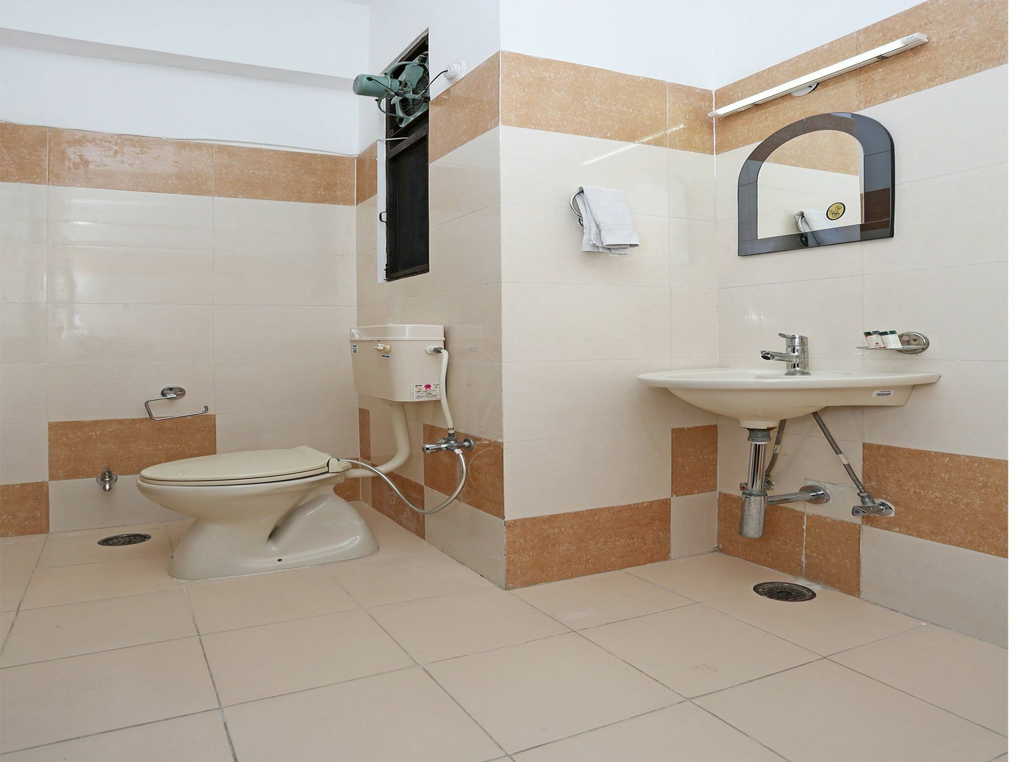 Oyo 6327 Hill View Hotel 2*