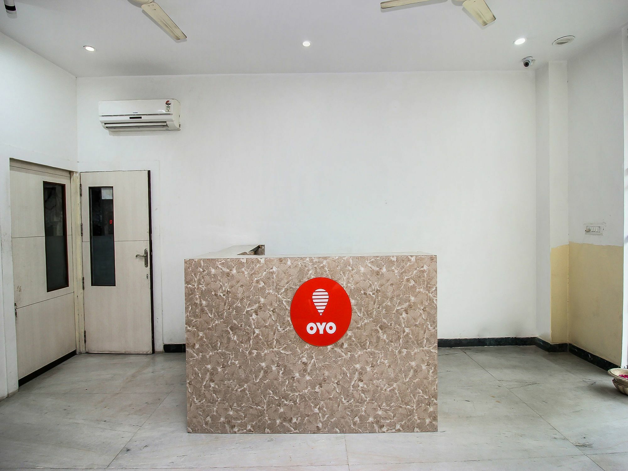 Oyo 6894 White Lily Hotel