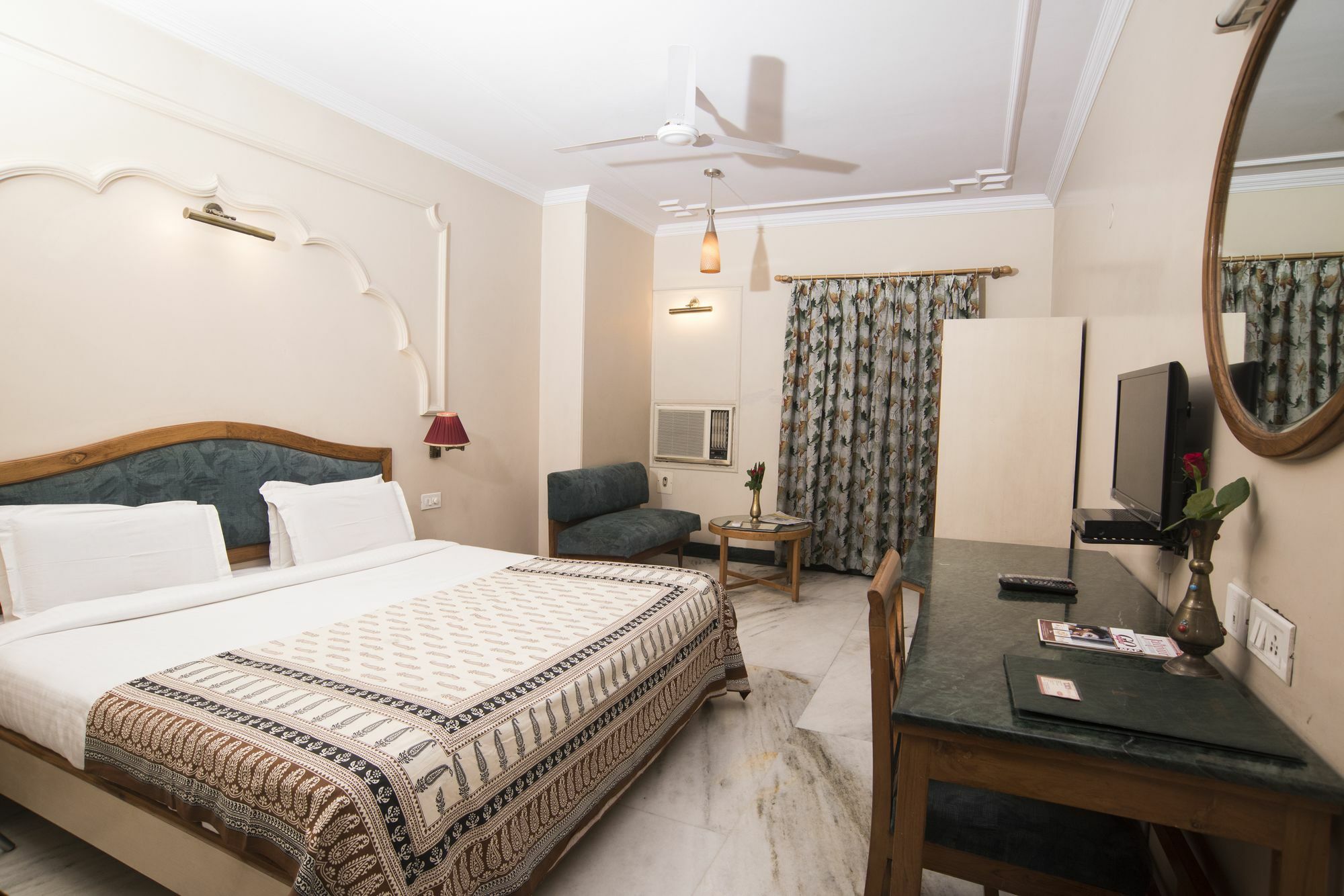 Hotel Lmb Centre, 3*